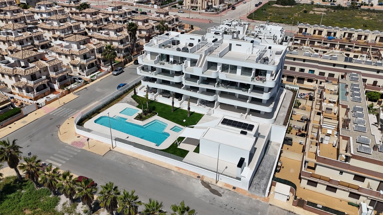 2 soveværelse Lejlighed til salg i Cabo Roig med swimmingpool - € 289.590 (Ref: 8716775)