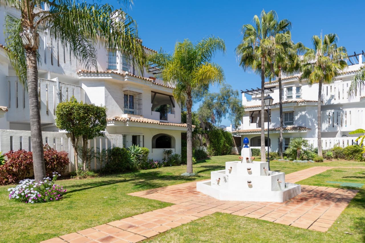 2 soveværelse Penthouse til salg i Nueva Andalucia med swimmingpool garage - € 444.990 (Ref: 8736327)