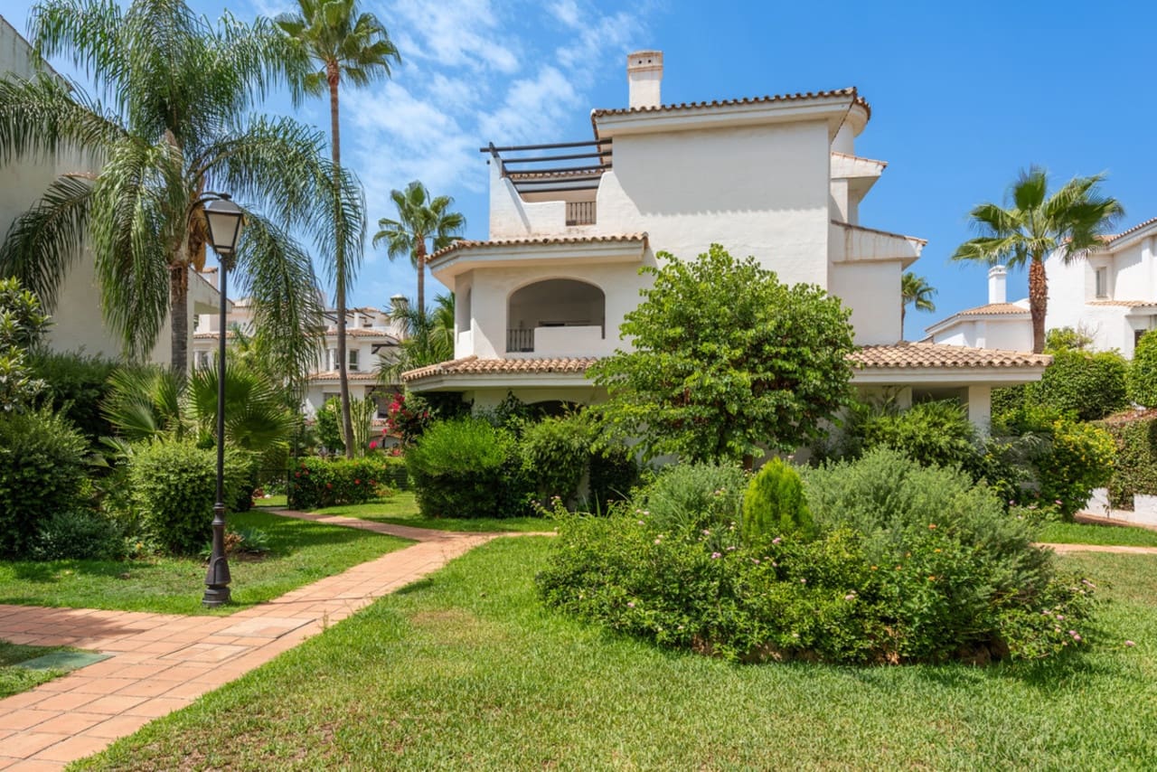 2 soveværelse Penthouse til salg i Nueva Andalucia med swimmingpool garage - € 444.990 (Ref: 8736327)