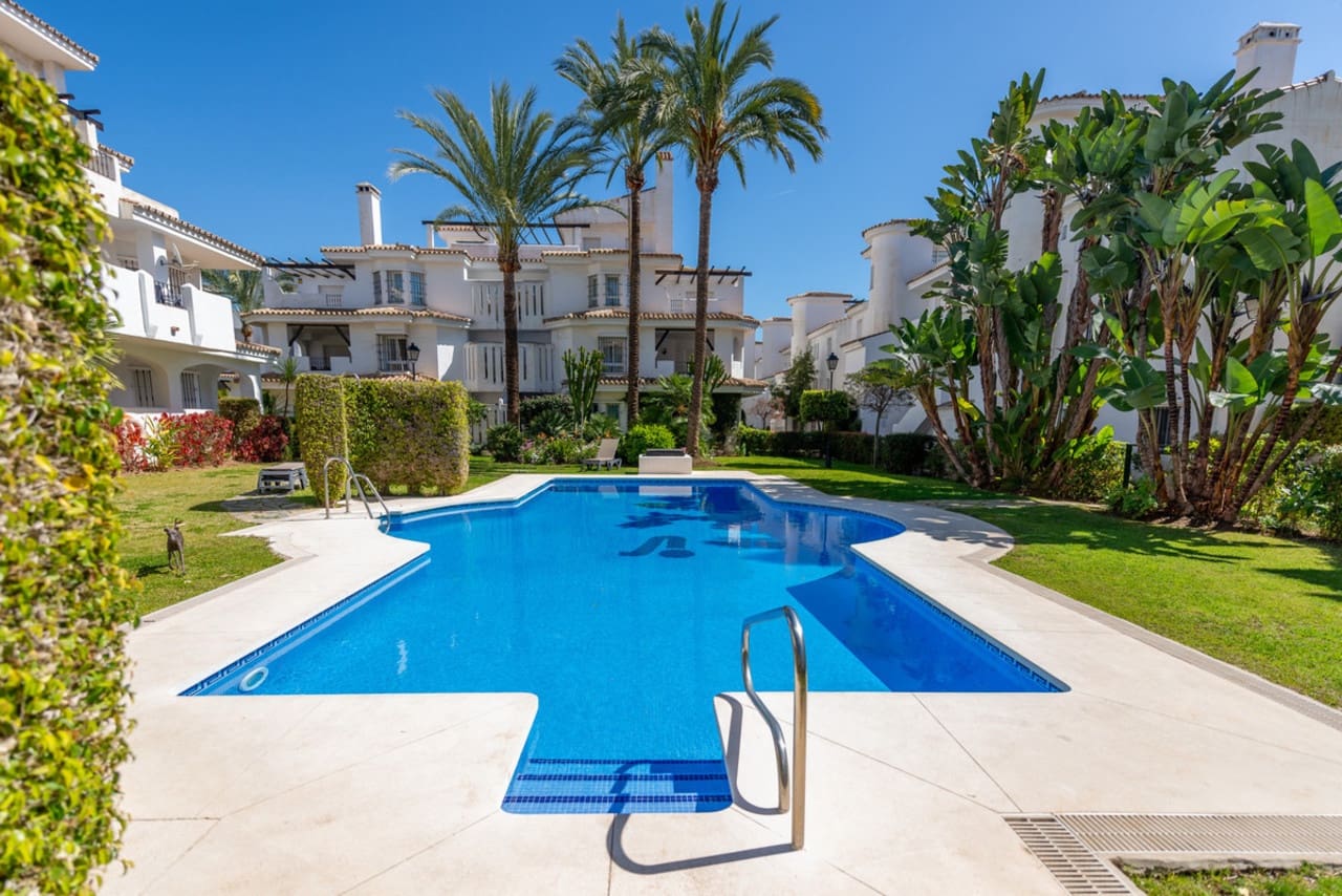 2 soveværelse Penthouse til salg i Nueva Andalucia med swimmingpool garage - € 444.990 (Ref: 8736327)