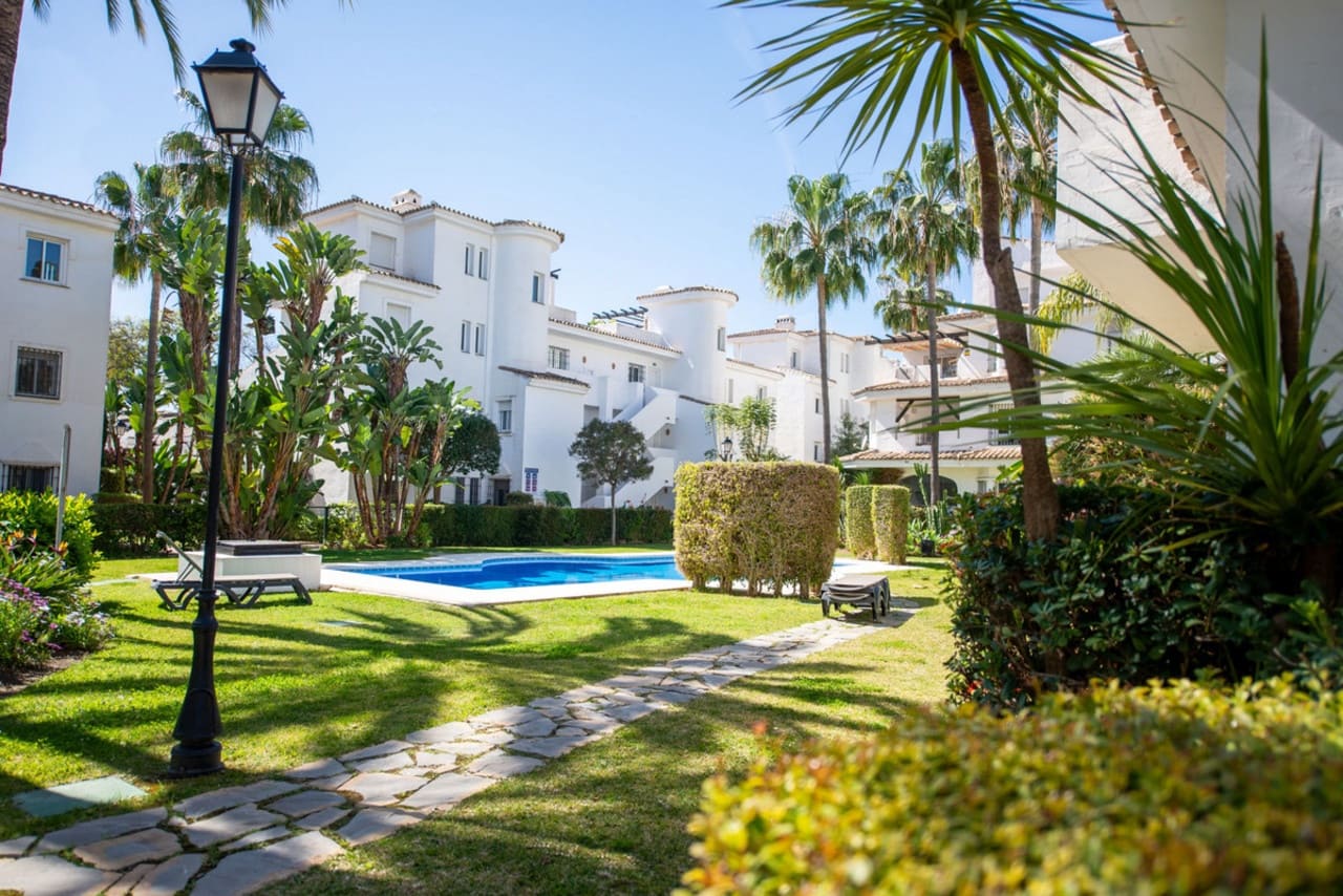 2 soveværelse Penthouse til salg i Nueva Andalucia med swimmingpool garage - € 444.990 (Ref: 8736327)