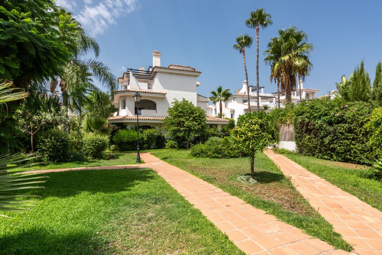 2 soveværelse Penthouse til salg i Nueva Andalucia med swimmingpool garage - € 444.990 (Ref: 8736327)