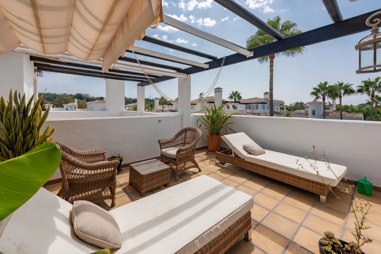 2 soveværelse Penthouse til salg i Nueva Andalucia med swimmingpool garage - € 444.990 (Ref: 8736327)