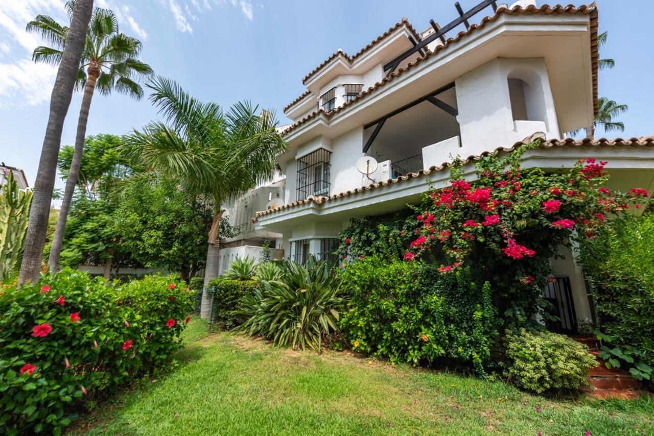 2 soveværelse Penthouse til salg i Nueva Andalucia med swimmingpool garage - € 444.990 (Ref: 8736327)