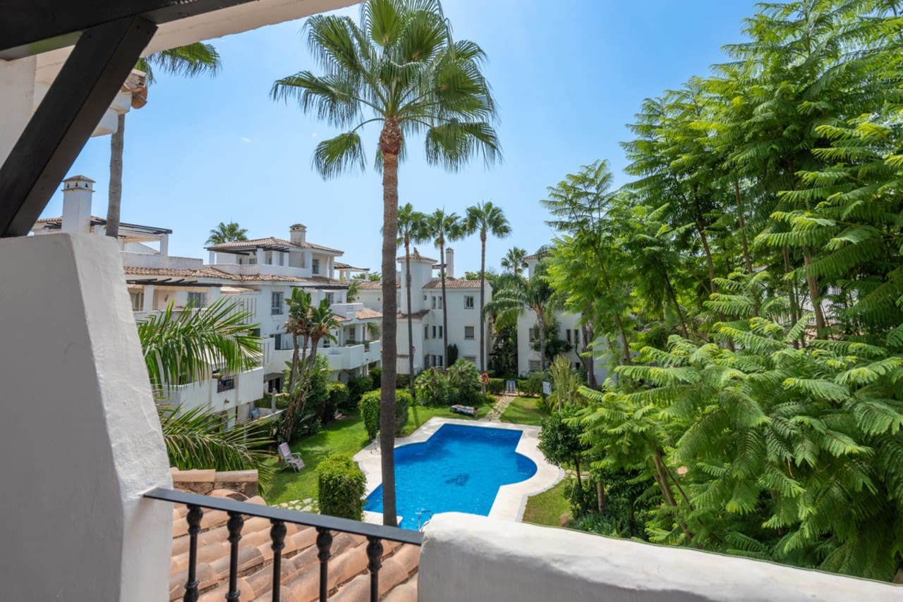 2 soveværelse Penthouse til salg i Nueva Andalucia med swimmingpool garage - € 444.990 (Ref: 8736327)