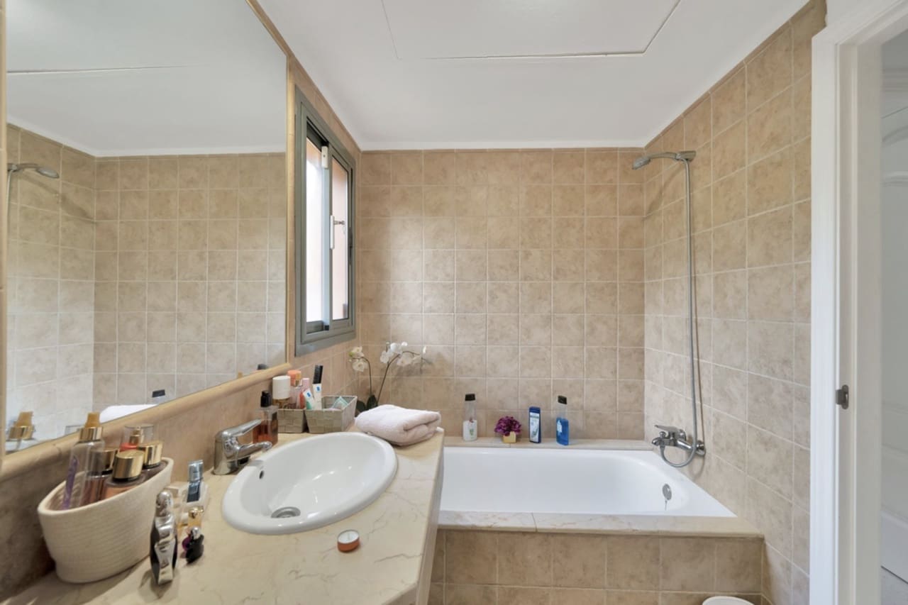 Apartamento de 2 habitaciones en Benahavís en venta con piscina garaje - 409.000 € (Ref: 8738942)