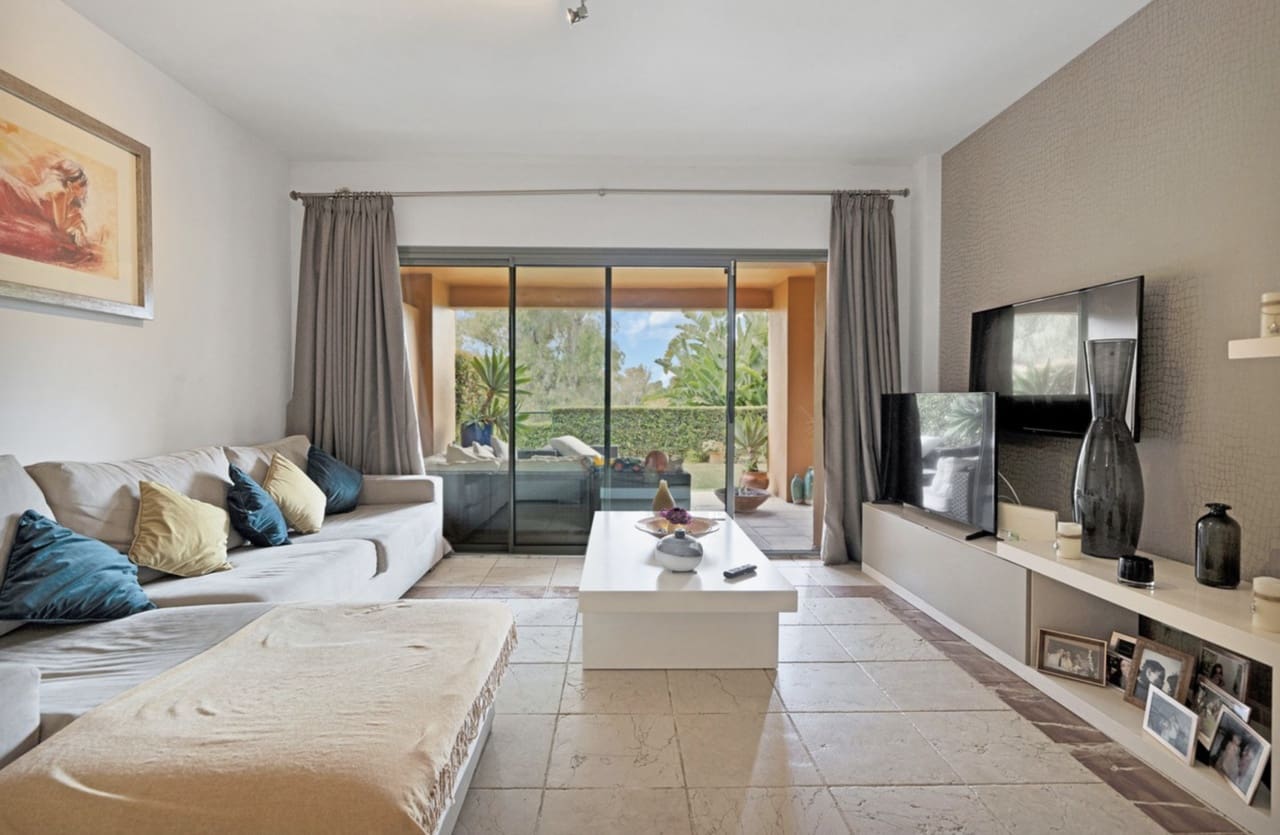 Apartamento de 2 habitaciones en Benahavís en venta con piscina garaje - 409.000 € (Ref: 8738942)