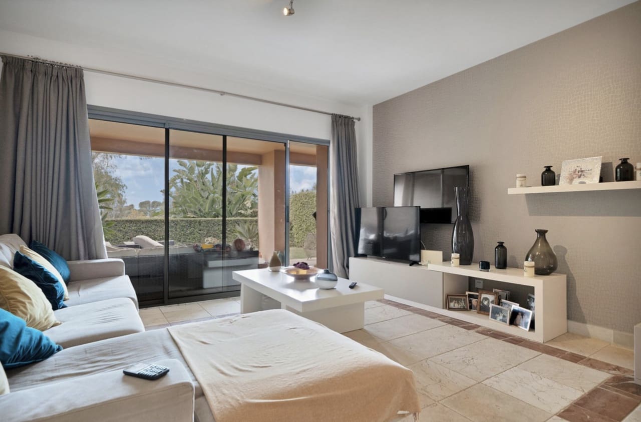 Apartamento de 2 habitaciones en Benahavís en venta con piscina garaje - 409.000 € (Ref: 8738942)