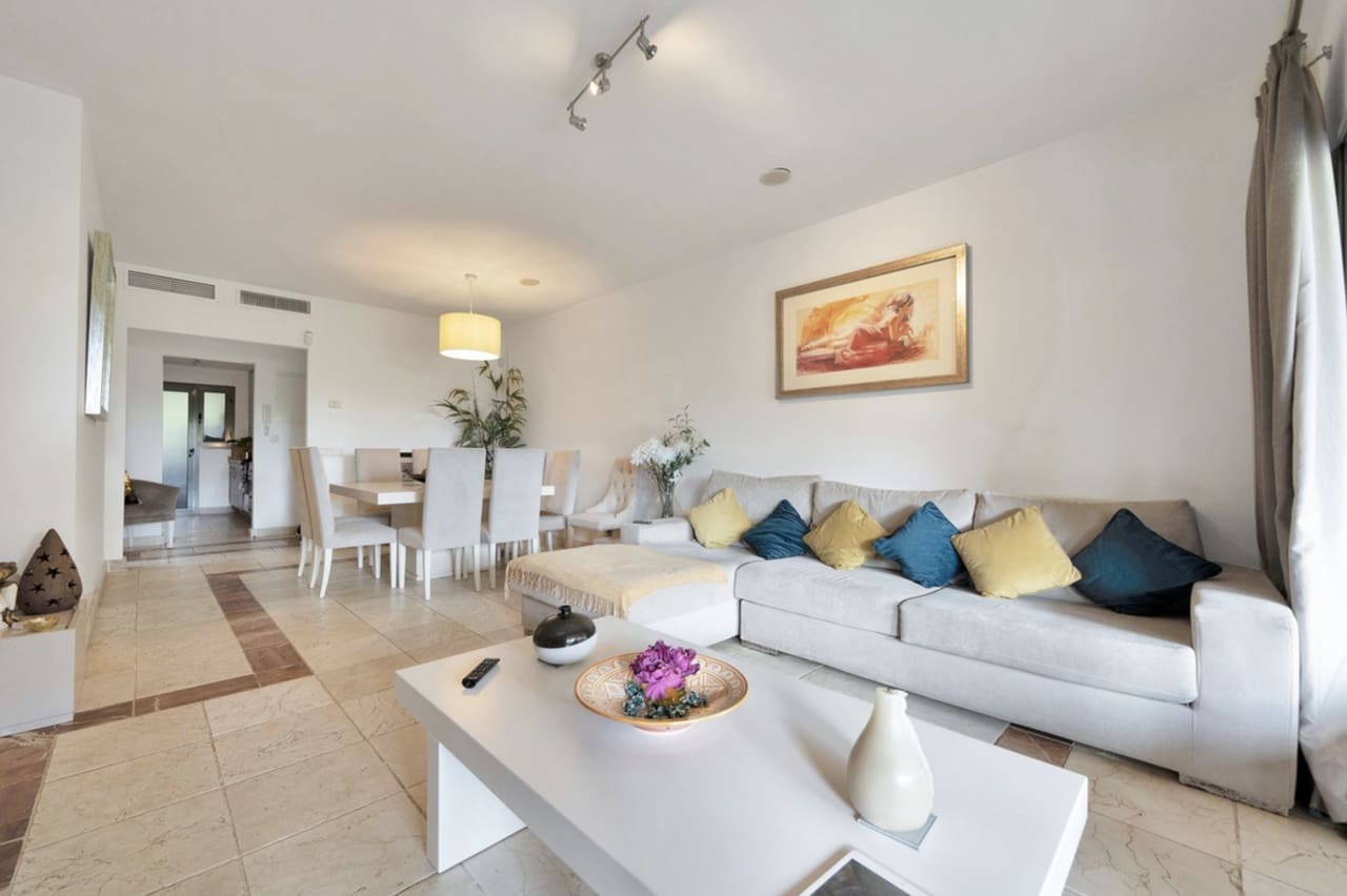 Apartamento de 2 habitaciones en Benahavís en venta con piscina garaje - 409.000 € (Ref: 8738942)