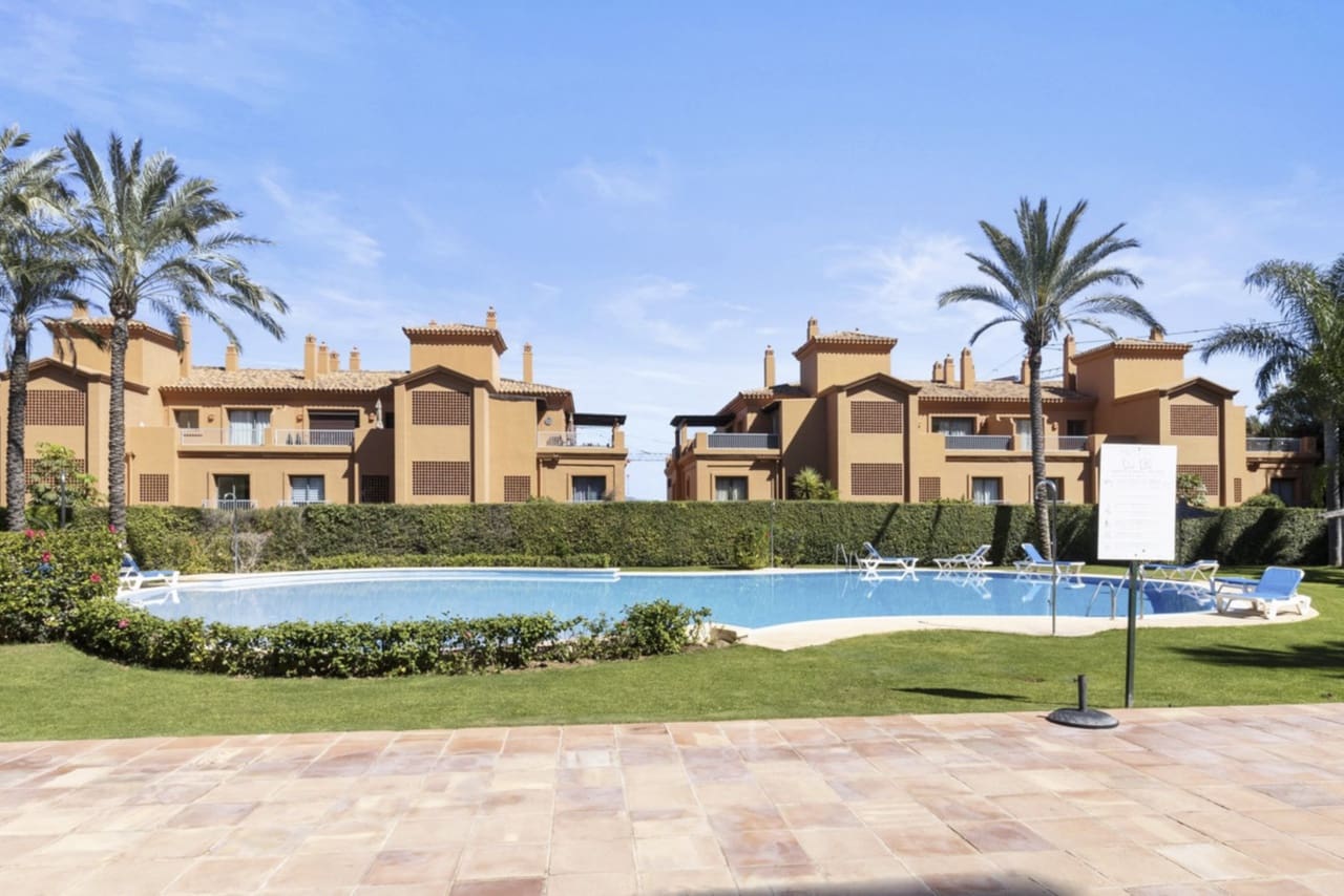 Apartamento de 2 habitaciones en Benahavís en venta con piscina garaje - 409.000 € (Ref: 8738942)