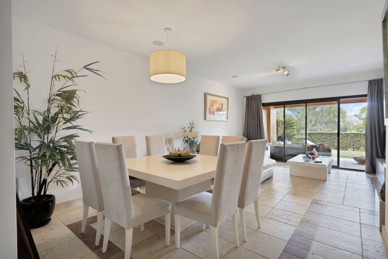 Apartamento de 2 habitaciones en Benahavís en venta con piscina garaje - 409.000 € (Ref: 8738942)