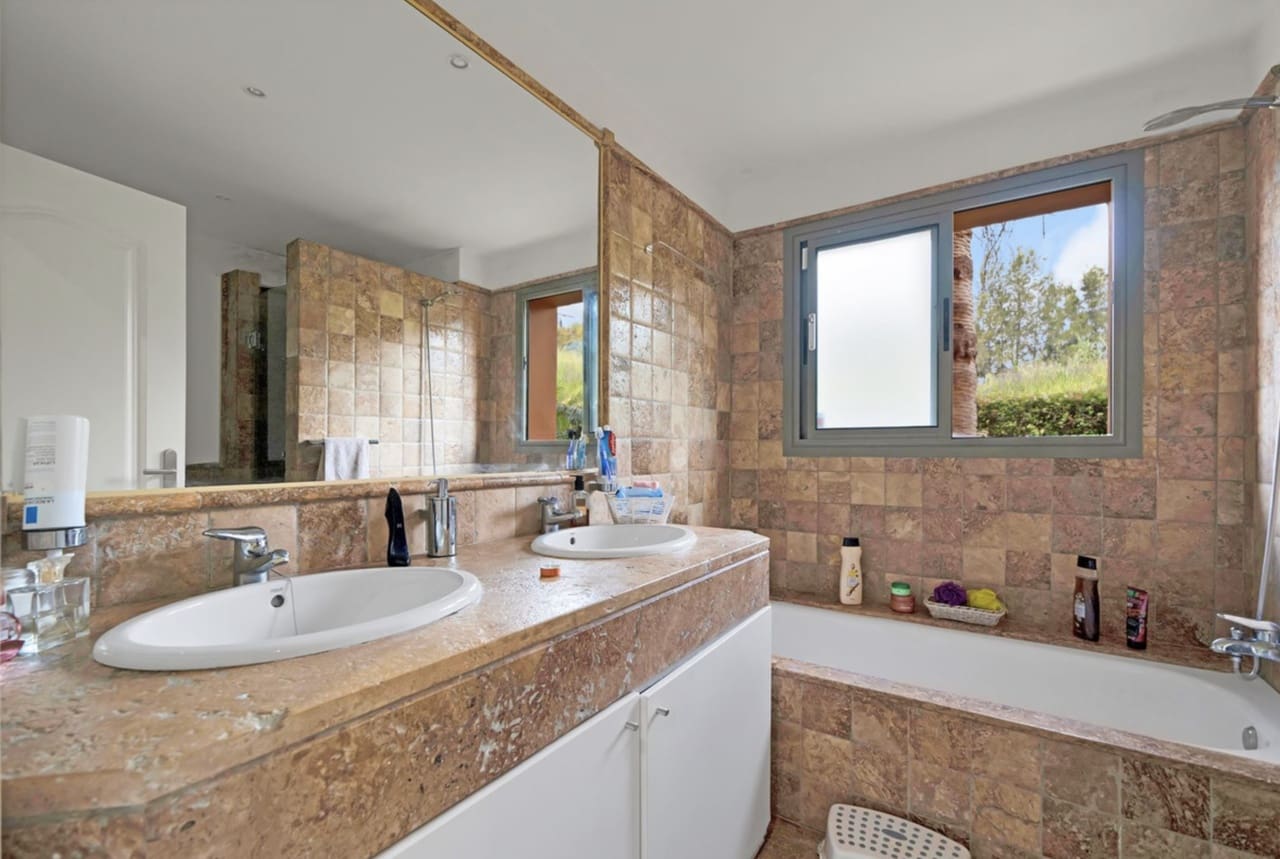 Apartamento de 2 habitaciones en Benahavís en venta con piscina garaje - 409.000 € (Ref: 8738942)