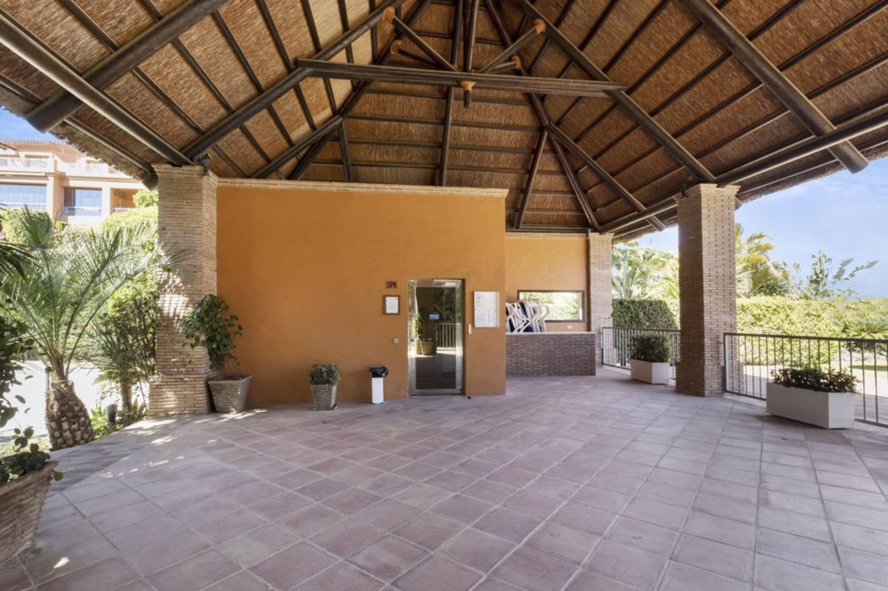 Apartamento de 2 habitaciones en Benahavís en venta con piscina garaje - 409.000 € (Ref: 8738942)
