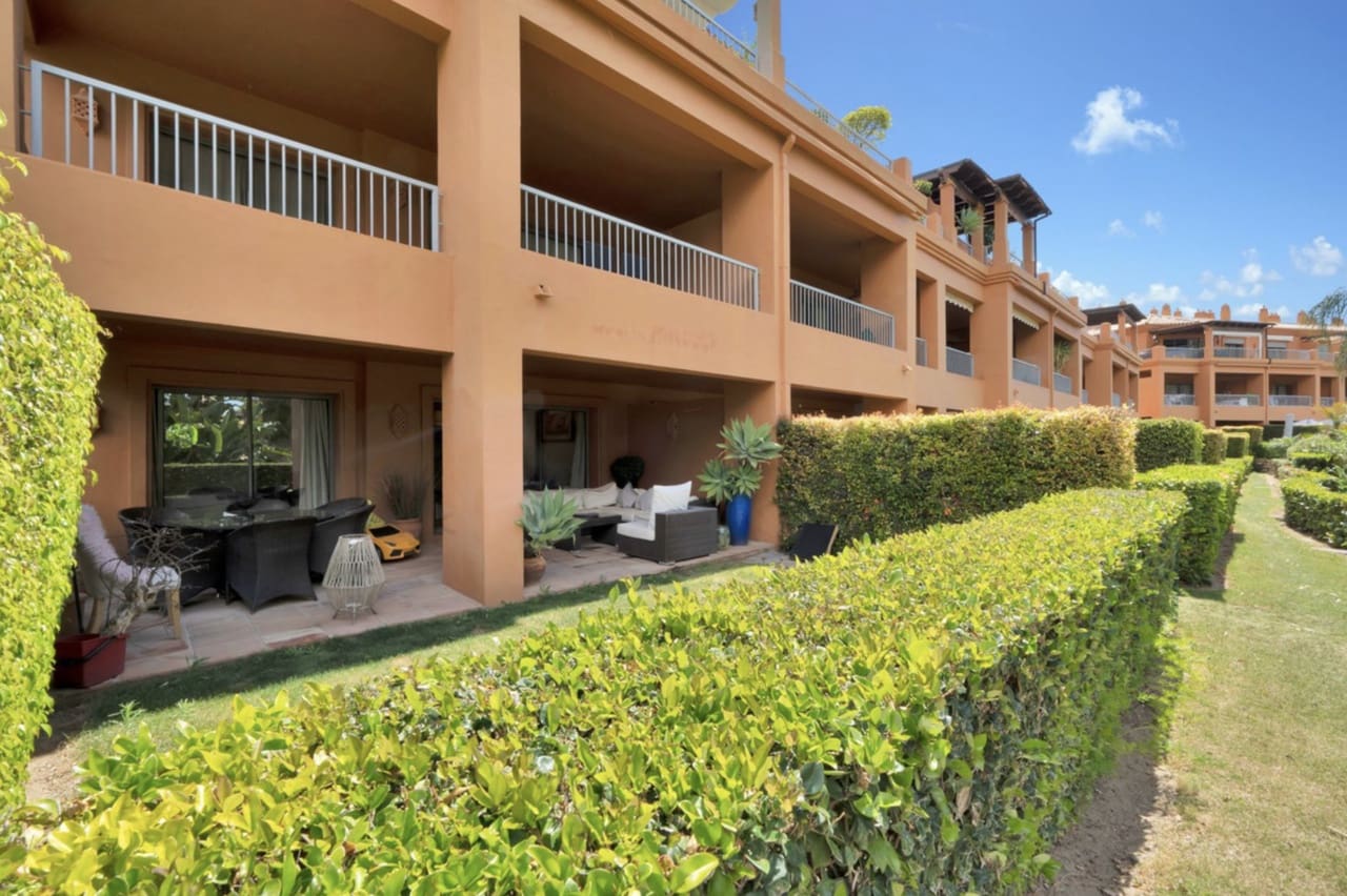 Apartamento de 2 habitaciones en Benahavís en venta con piscina garaje - 409.000 € (Ref: 8738942)