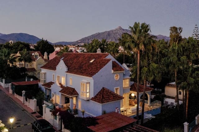 5 slaapkamer Villa te koop in Puerto Banus, Marbella met zwembad garage - € 2.200.000 (Ref: 8754480)