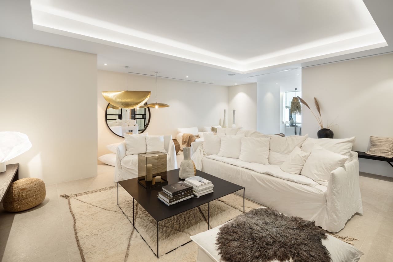 6 bedroom Villa for sale in La Quinta with pool garage - € 7,895,000 (Ref: 8778066)