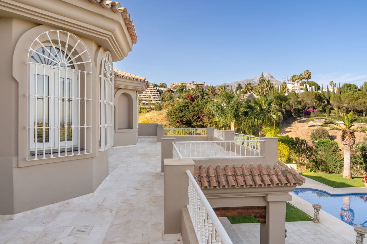 7 slaapkamer Villa te koop in Nueva Andalucia met zwembad garage - € 5.850.000 (Ref: 8778068)