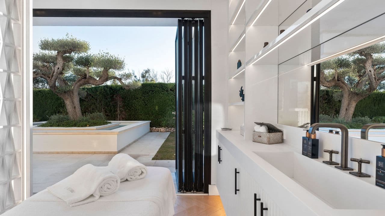 7 sypialnia Willa na sprzedaż w Nueva Andalucia z basenem garażem - 6 990 000 € (Ref: 8778091)