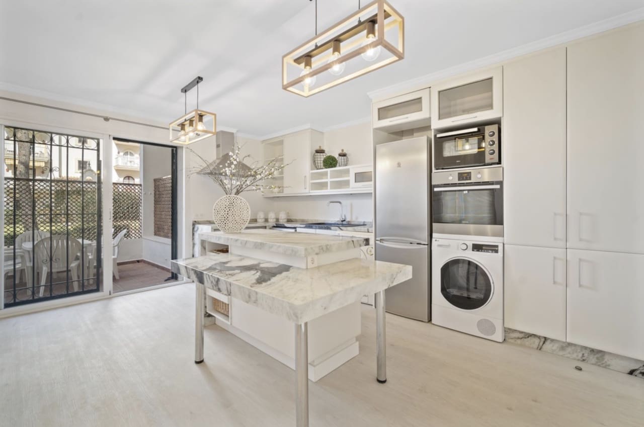4 soveværelse Lejlighed til salg i Puerto Banus med swimmingpool garage - € 1.690.000 (Ref: 8796322)