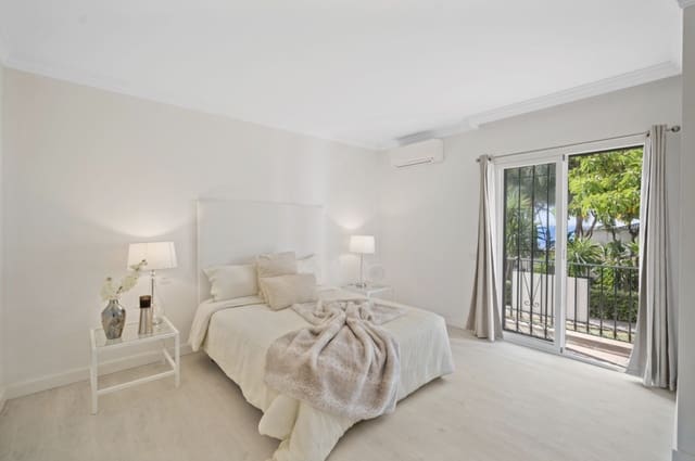 4 soveværelse Lejlighed til salg i Puerto Banus, Marbella med swimmingpool garage - € 1.690.000 (Ref: 8796322)