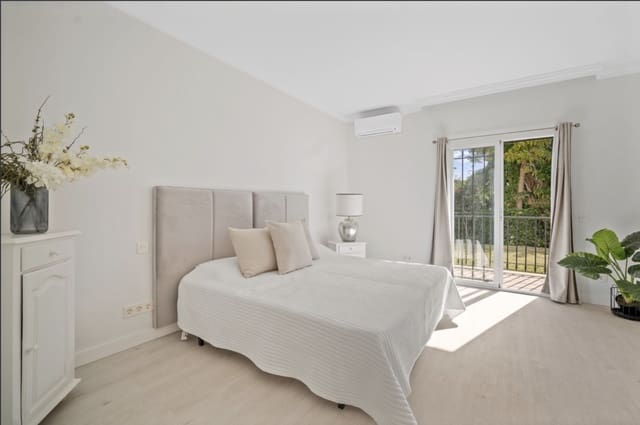 4 soveværelse Lejlighed til salg i Puerto Banus, Marbella med swimmingpool garage - € 1.690.000 (Ref: 8796322)