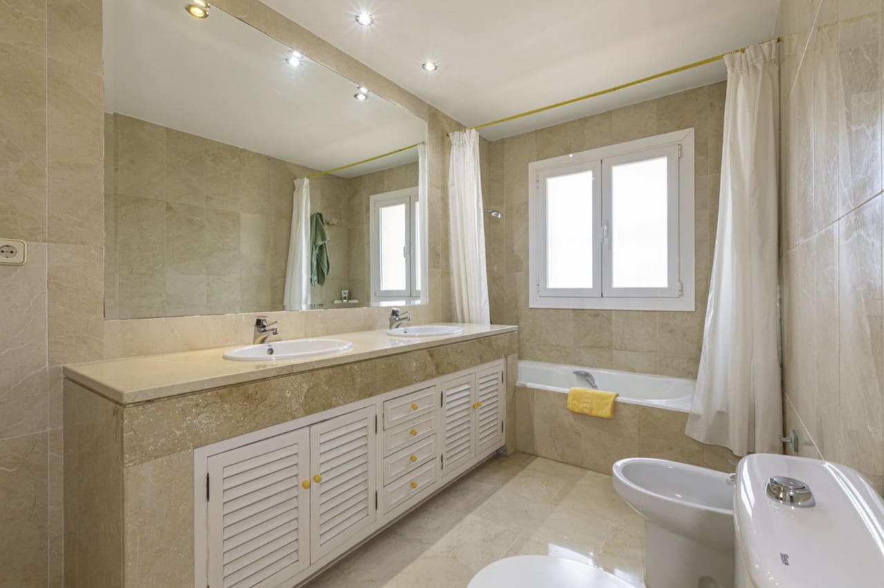 6 soveværelse Villa til salg i Marbella med swimmingpool garage - € 1.590.000 (Ref: 8796323)