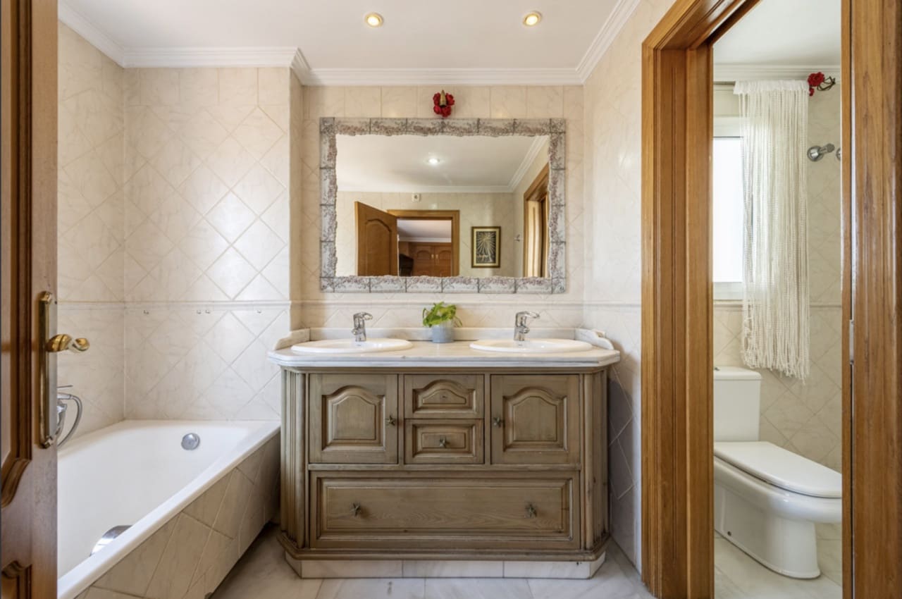 Chalet de 5 habitaciones en Marbella en venta con piscina garaje - 1.295.000 € (Ref: 8796325)