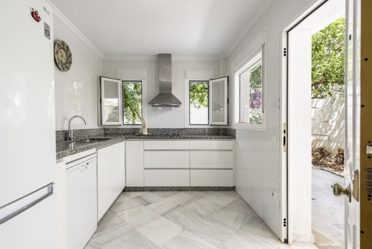 Chalet de 5 habitaciones en Marbella en venta con piscina garaje - 1.295.000 € (Ref: 8796325)