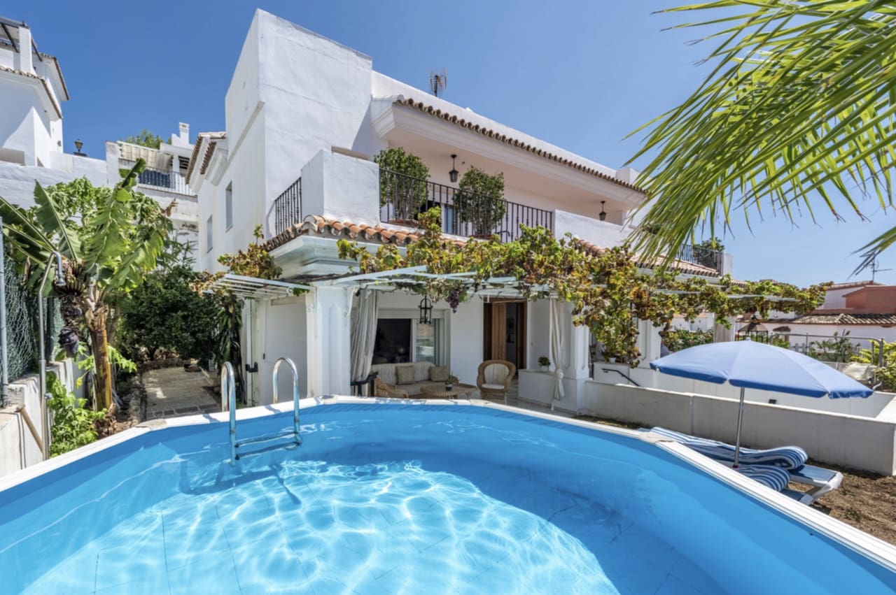 Chalet de 5 habitaciones en Marbella en venta con piscina garaje - 1.295.000 € (Ref: 8796325)