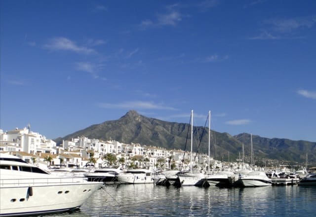 2 soveværelse Lejlighed til salg i Puerto Banus, Marbella med garage - € 515.000 (Ref: 8796329)