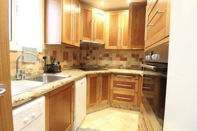 2 soveværelse Lejlighed til salg i Puerto Banus, Marbella med garage - € 515.000 (Ref: 8796329)