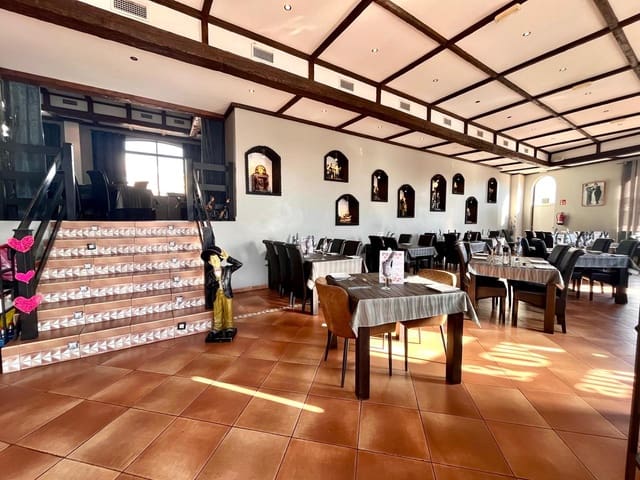 Erhverv til salg i Guardamar Playa, Guardamar del Segura - € 850.000 (Ref: 8800099)