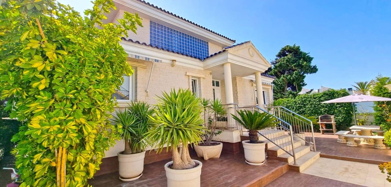5 Zimmer Villa zu verkaufen in Torrevieja mit Pool - 1.170.000 € (Ref: 8806275)