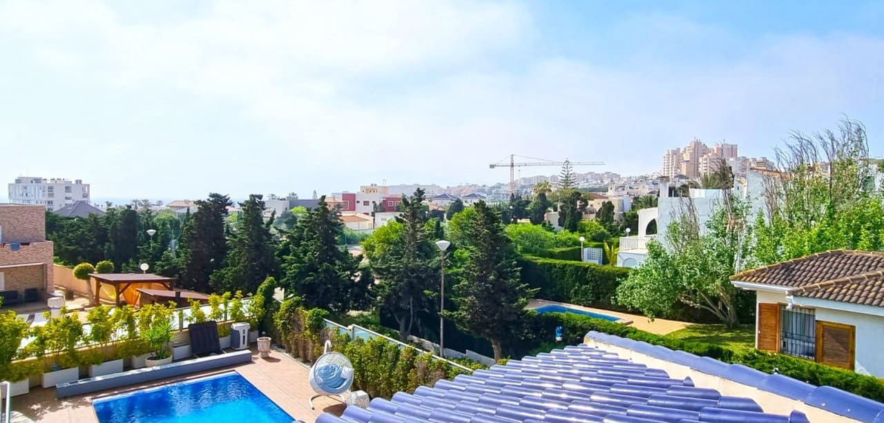 5 Zimmer Villa zu verkaufen in Torrevieja mit Pool - 1.170.000 € (Ref: 8806275)