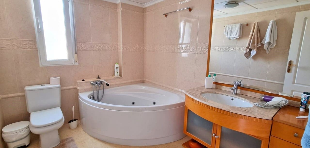 5 Zimmer Villa zu verkaufen in Torrevieja mit Pool - 1.170.000 € (Ref: 8806275)