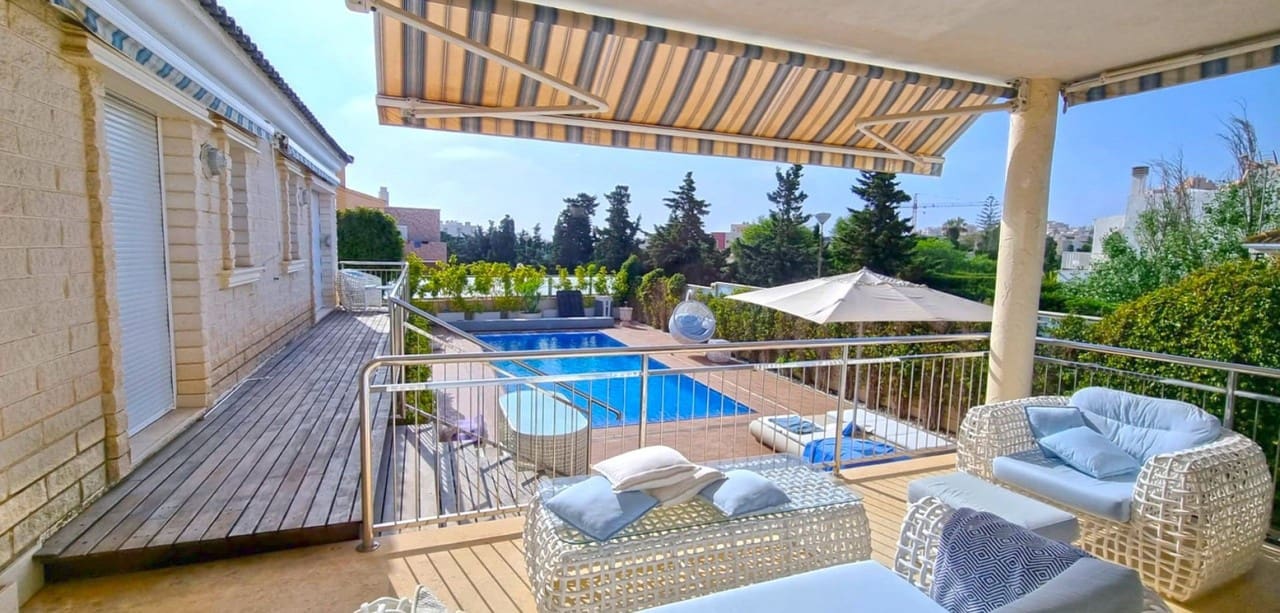 5 Zimmer Villa zu verkaufen in Torrevieja mit Pool - 1.170.000 € (Ref: 8806275)