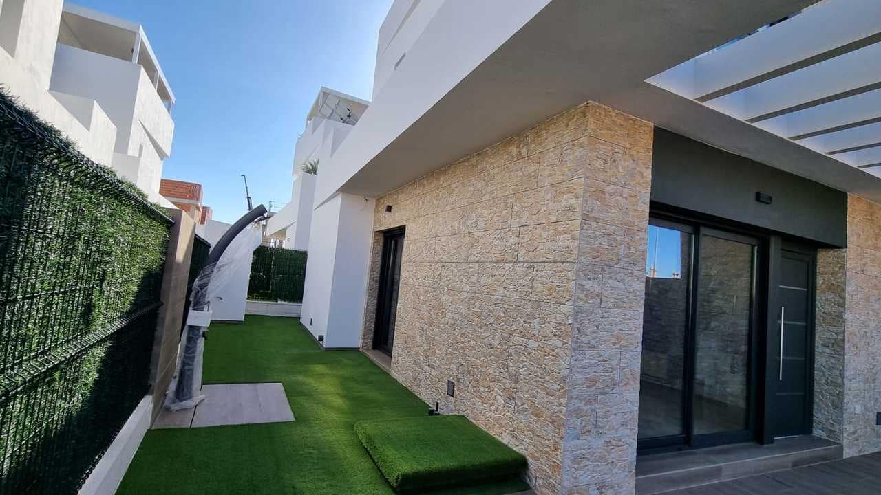 3 bedroom Villa for sale in Los Montesinos with pool - € 367,000 (Ref: 8837433)
