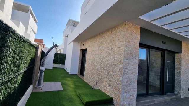 3 slaapkamer Villa te koop in Los Montesinos met zwembad - € 367.000 (Ref: 8837433)