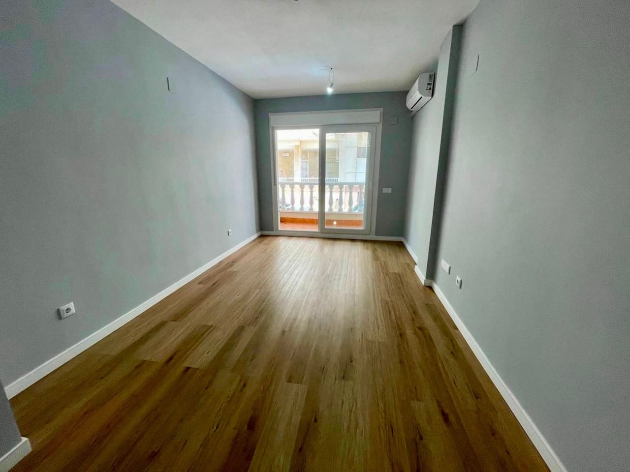 Apartamento de 2 habitaciones en Torrevieja en venta - 154.990 € (Ref: 8928965)