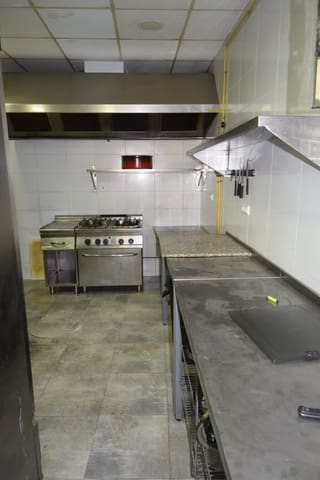 Comercial para venda em Zona Pueblo, Guardamar del Segura - 155 500 € (Ref: 8928977)