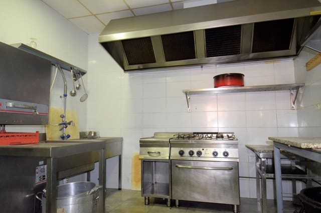 Comercial para venda em Zona Pueblo, Guardamar del Segura - 155 500 € (Ref: 8928977)