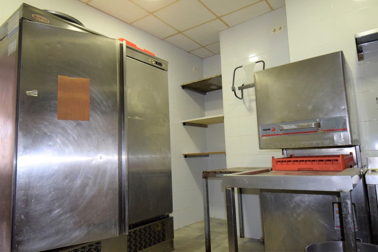 Comercial para venda em Guardamar del Segura - 155 500 € (Ref: 8928977)