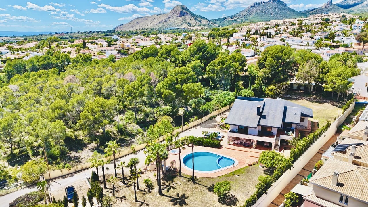 4 bedroom Villa for sale in La Nucia with pool - € 995,000 (Ref: 8937647)