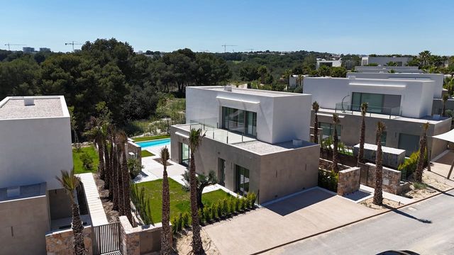 Chalet de 3 habitaciones en Las Colinas Golf, Orihuela en venta con piscina garaje - 825.000 € (Ref: 8948260)