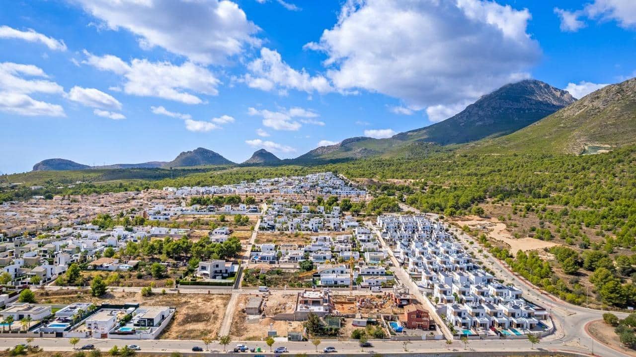 5 bedroom Villa for sale in Polop with pool - € 638,650 (Ref: 8949463)