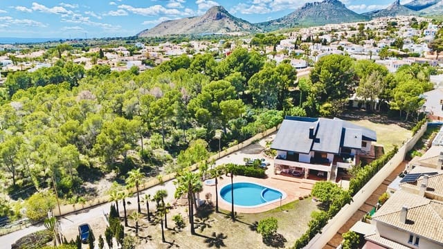 4 soveværelse Villa til salg i La Nucia Pueblo  , La Nucia med swimmingpool - € 995.000 (Ref: 8982769)