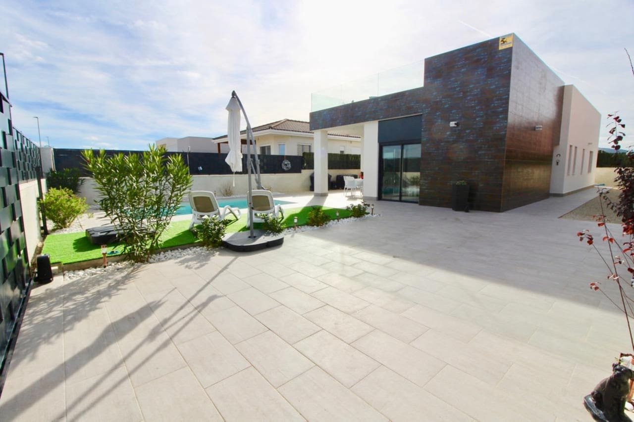 Chalet de 3 habitaciones en Aspe en venta con piscina - 225.000 € (Ref: 9003960)