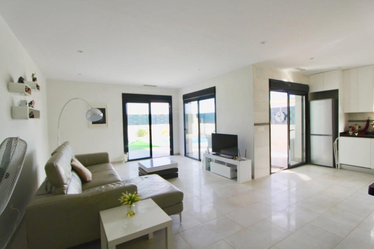 Chalet de 3 habitaciones en Aspe en venta con piscina - 225.000 € (Ref: 9003960)