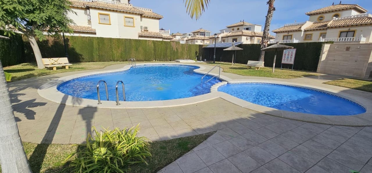 Chalet de 2 habitaciones en Cabo Roig en venta con piscina - 169.000 € (Ref: 9041196)