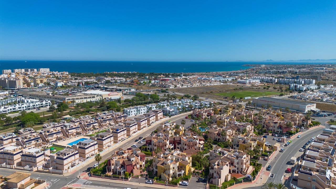 Apartamento de 2 habitaciones en Torrevieja en venta - 210.000 € (Ref: 9042602)